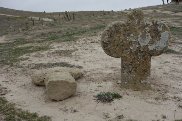 خالدنبی برهوت شده و تعداد زیادی از سنگ قبرهایش را شکسته‌اند